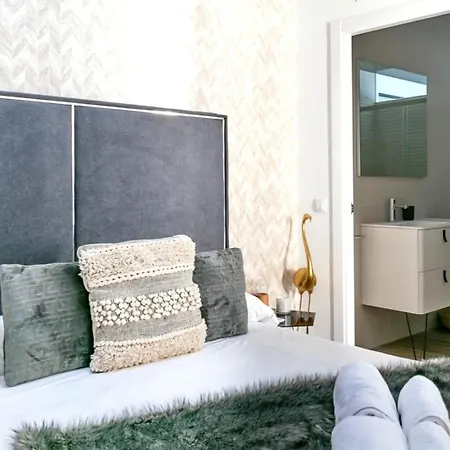 Chic Boutique Loft Apartment *