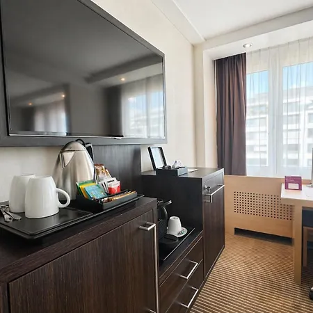 Crowne Plaza Zürich, An Ihg