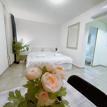 Budget En-suite Center Self Check In, Next To Hb Pocketwifi *