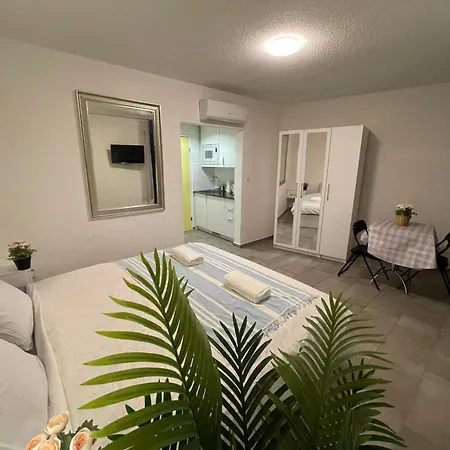 Budget En-suite Center Self Check In, Next To Hb Pocketwifi