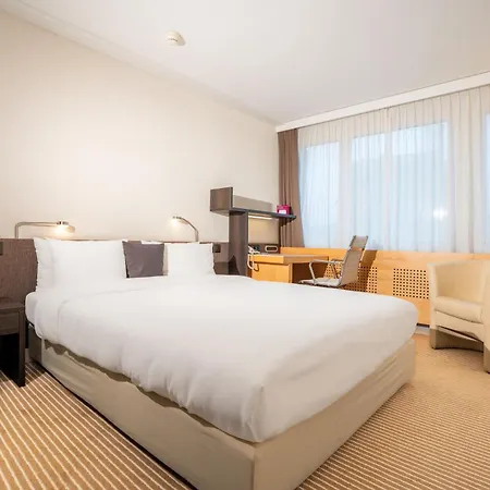 Crowne Plaza Zürich, An Ihg