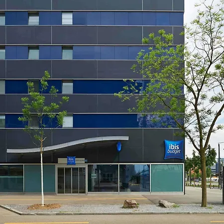 Ibis Budget West Hotel *