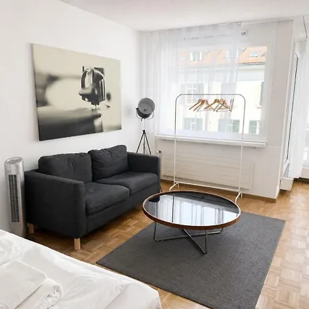Cozy In The Centre - Art 13 Apartment