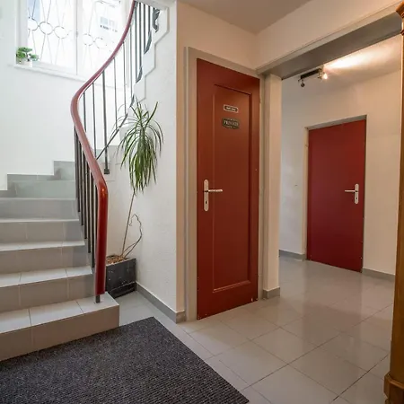 Compact With Easy Access And Near Center Holiday home *