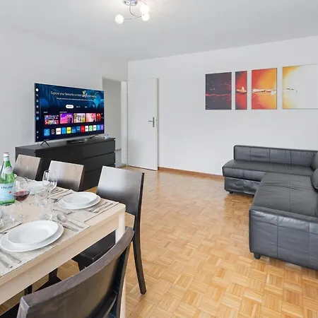 Family - 3 Bedrooms Sleeps 7 Apartment *