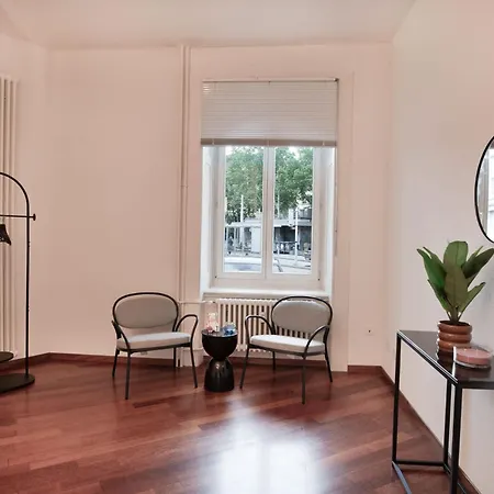 With Free Parking & Ac Tram To Center Apartment *