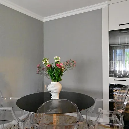 2-room In Apartment *