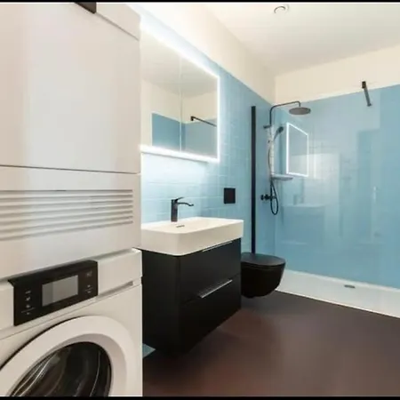 Apartment Modern With Balcony View & Workspace *