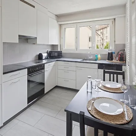 Family - 3 Bedrooms Sleeps 7 Apartment Zurich