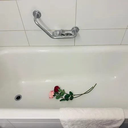 Side Center In Friendly Area Apartment *