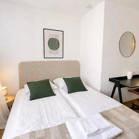 In A Perfect Location - Stork 35 * Zurich