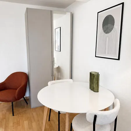In A Perfect Location - Stork 35 * Zurich