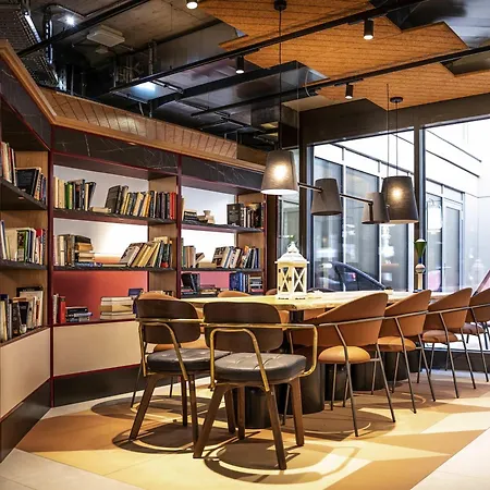 Adagio Center 4*