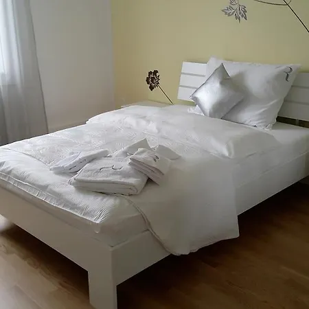 Serviced House Bed & Breakfast *