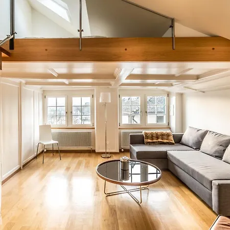 Lake Side Location Bellevue Apartment