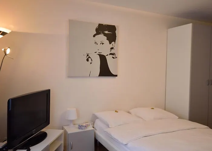 Executive Studio - Crown 12