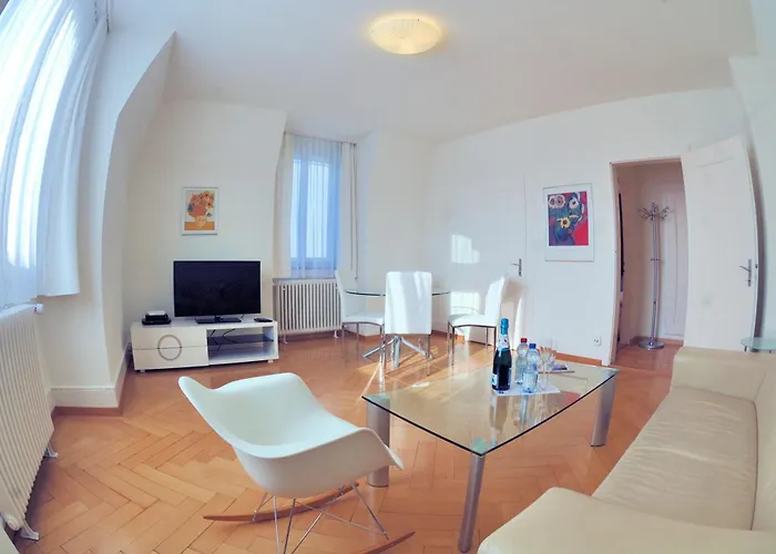 Spacious 2-Bedroom Near Lake - Stardust 32