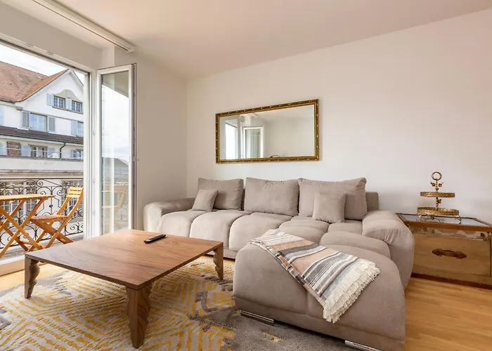 Kaya Zurich Apartment 4A - Downtown 2Br Apt With Balcony