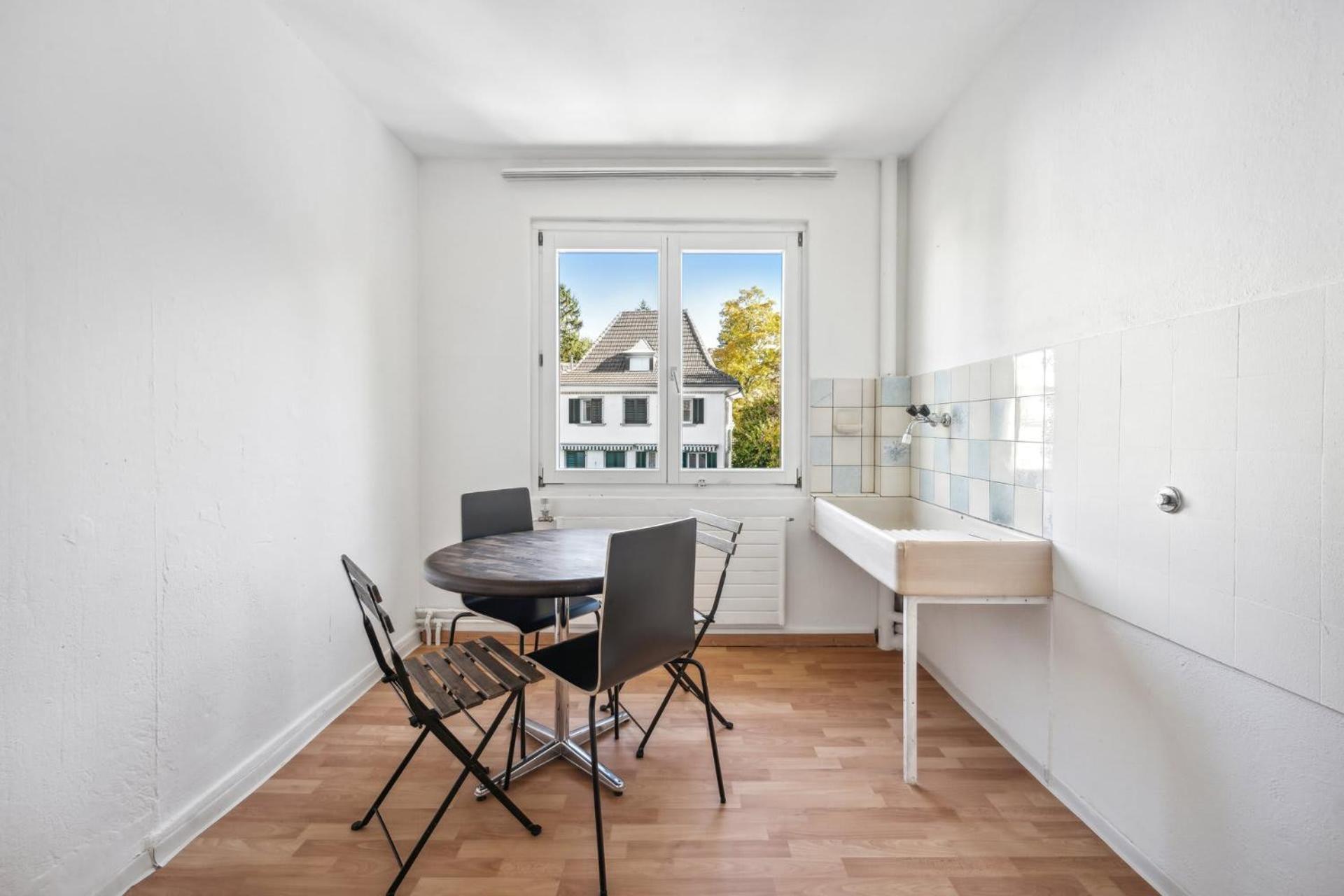 Homey Comfort In Oerlikon Apartment