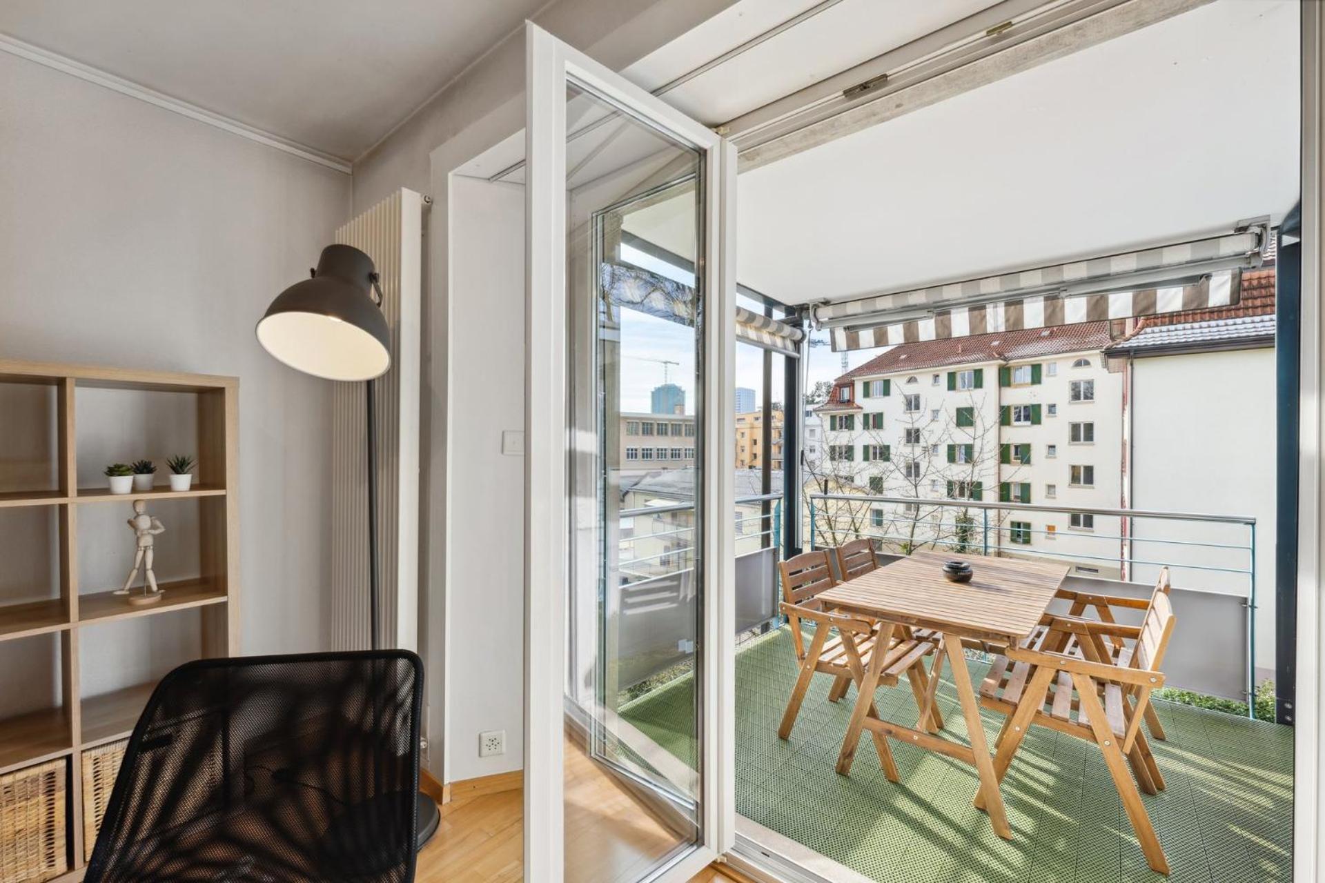 Comfortable In Oerlikon 20 Minutes Away From Airport Apartment