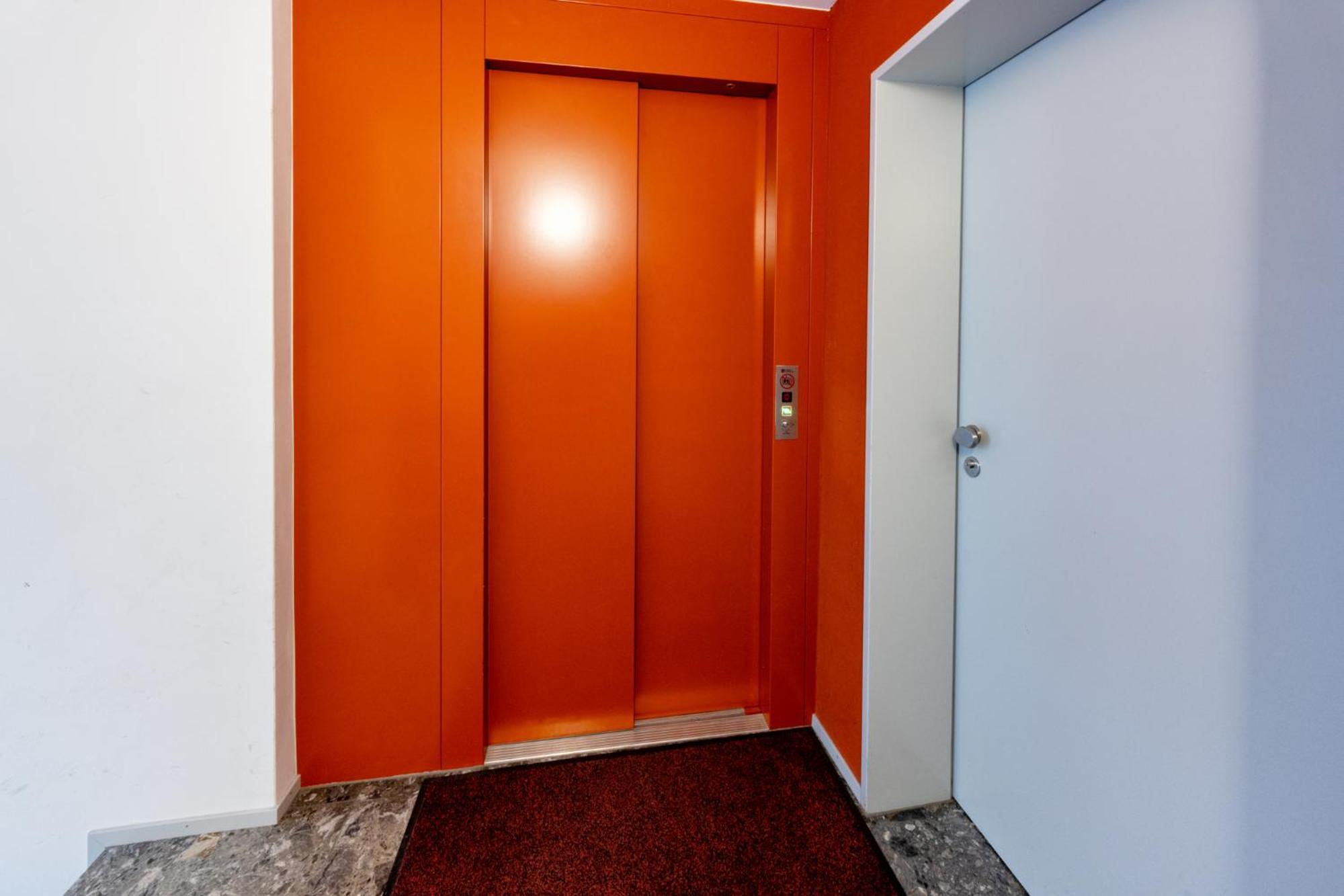 Urban Rooftop Getaway Apartment *