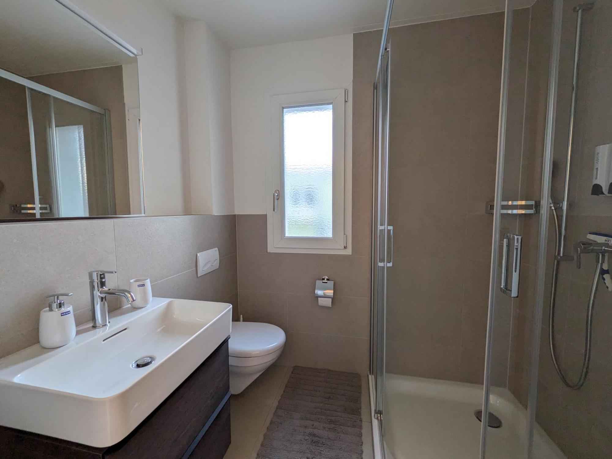 Apartment Skyline Rooftop With 2 Balconies -401- *