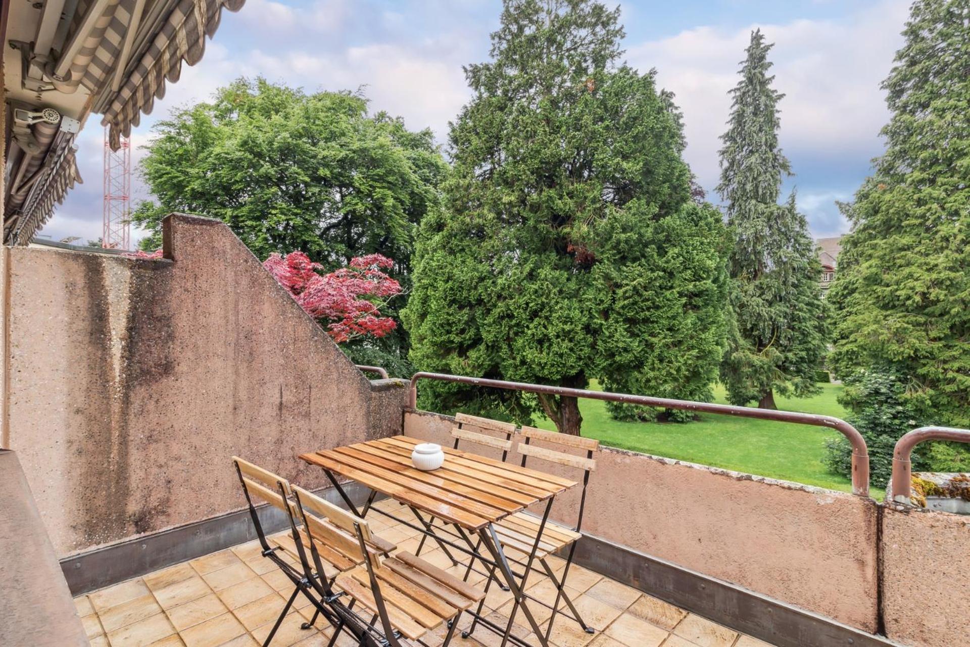 Chic 3-bedroom Near Center Apartment