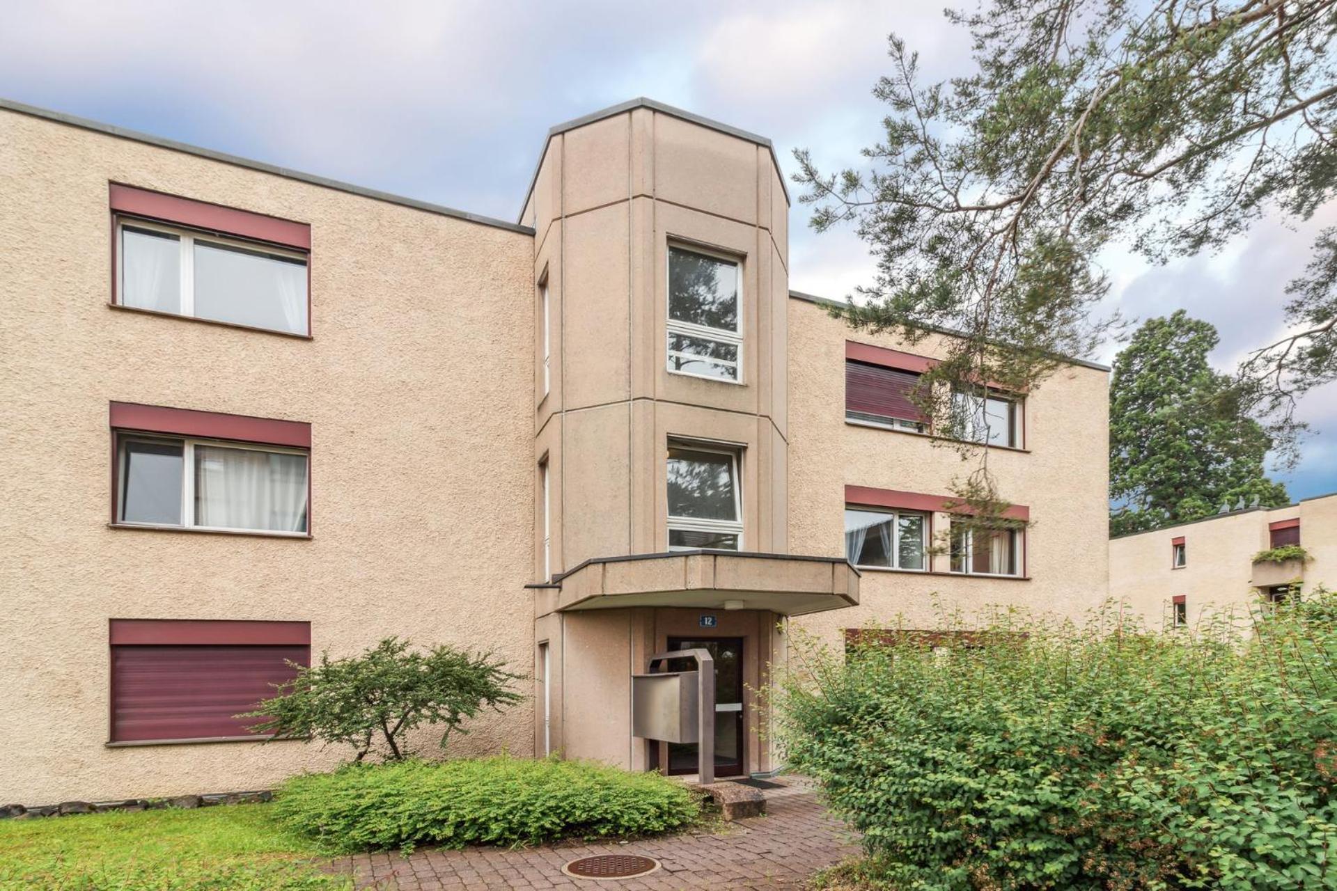 Chic 3-bedroom Near Center Apartment *