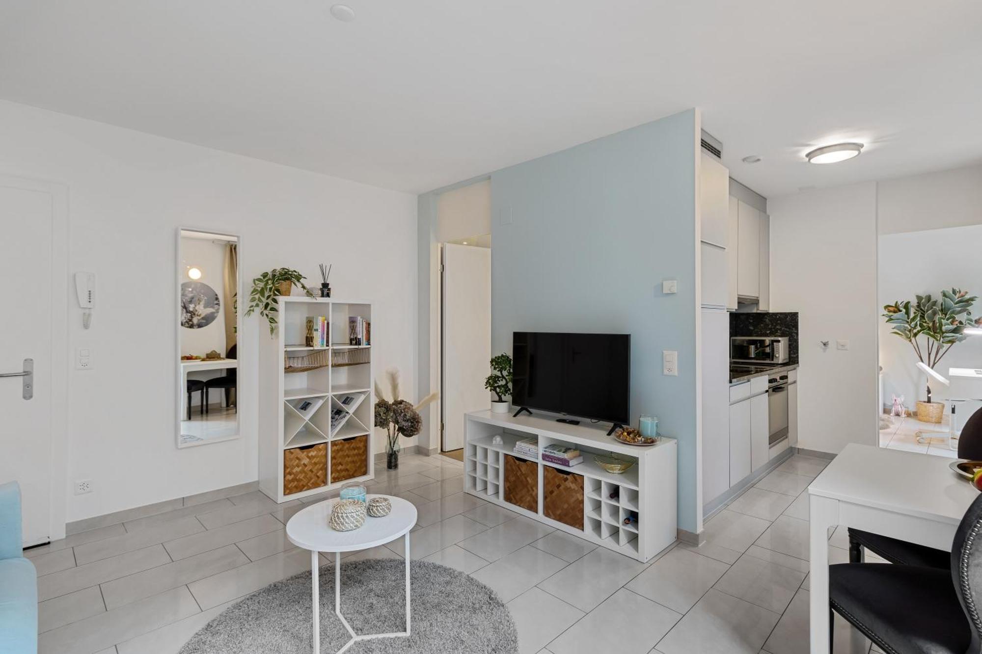 Boutique King Size Bed 700mbps Smart Tv