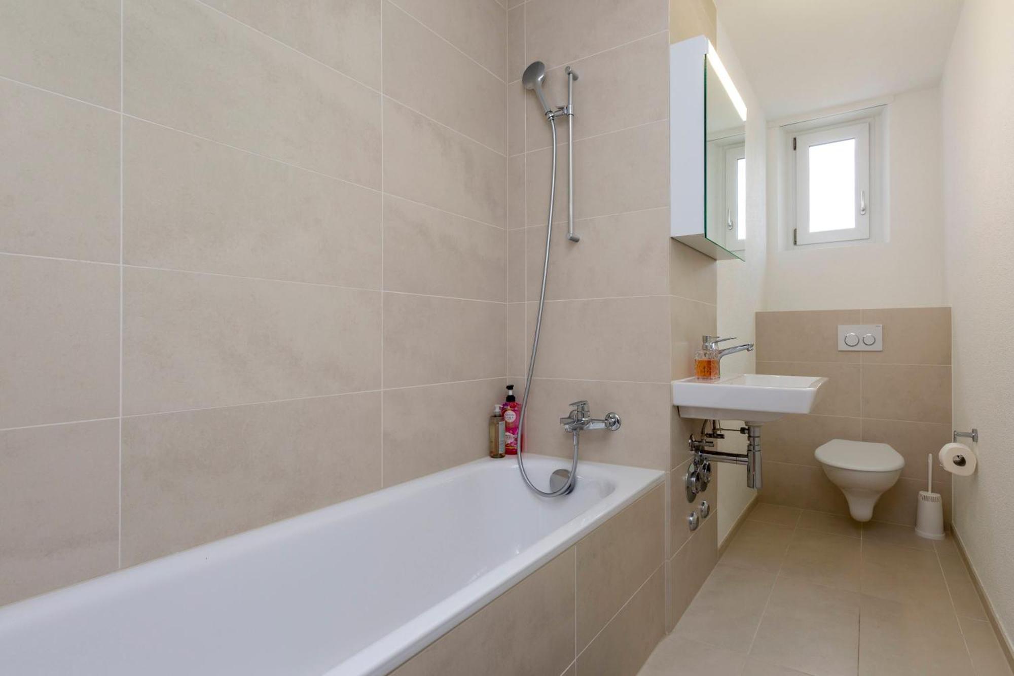 Kaya 4a - Downtown 2br With Balcony