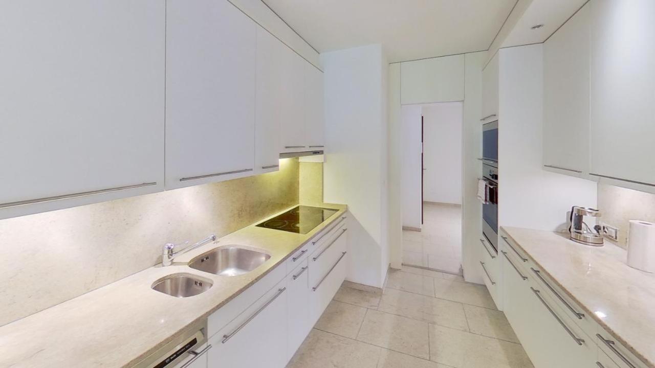Chic 3-bedroom Near Center