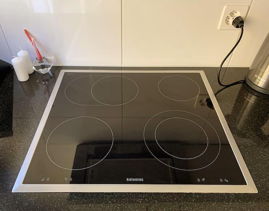 Apartment Comfort For One Guest With Shared Bathroom In Enge Near Centre & Zurich, July & August Only *