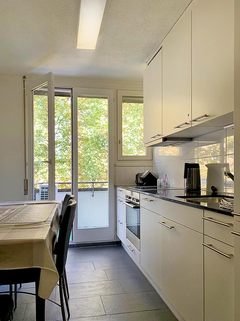 Comfort For One Guest With Shared Bathroom In Enge Near Centre & Zurich, July & August Only