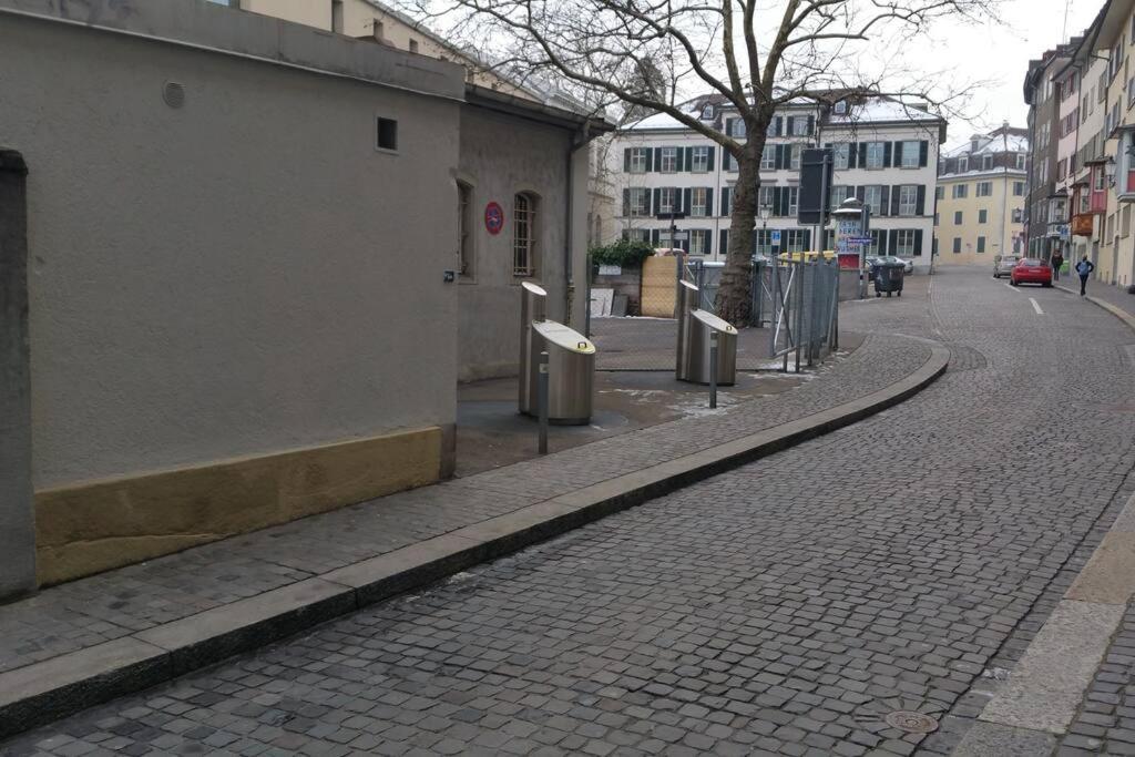 Charming In Old Town - Uz7 *