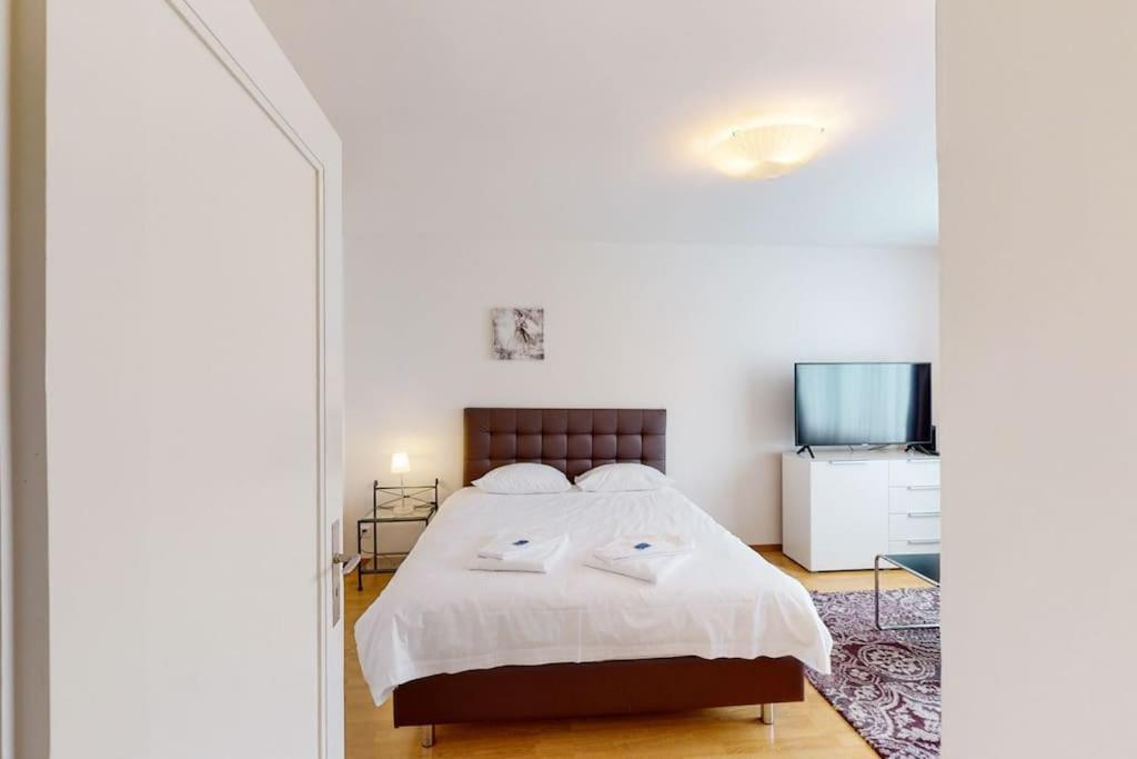 Very Spacious In Center - Parkview 4