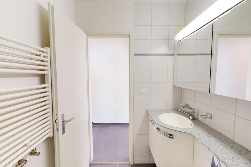 Very 1br Flat With Sunny Balcony - Sky4 Zürich