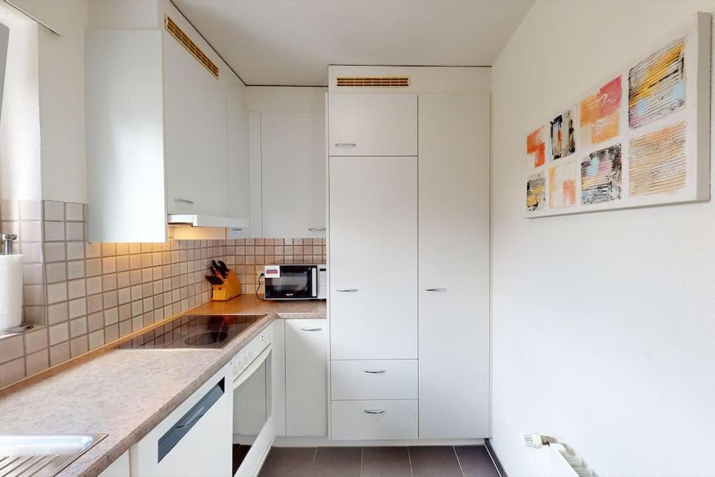 Very 1br Flat With Sunny Balcony - Sky4