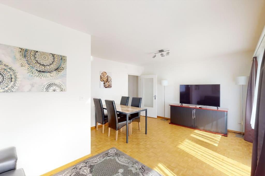 Very 1br Flat With Sunny Balcony - Sky4 Apartment *