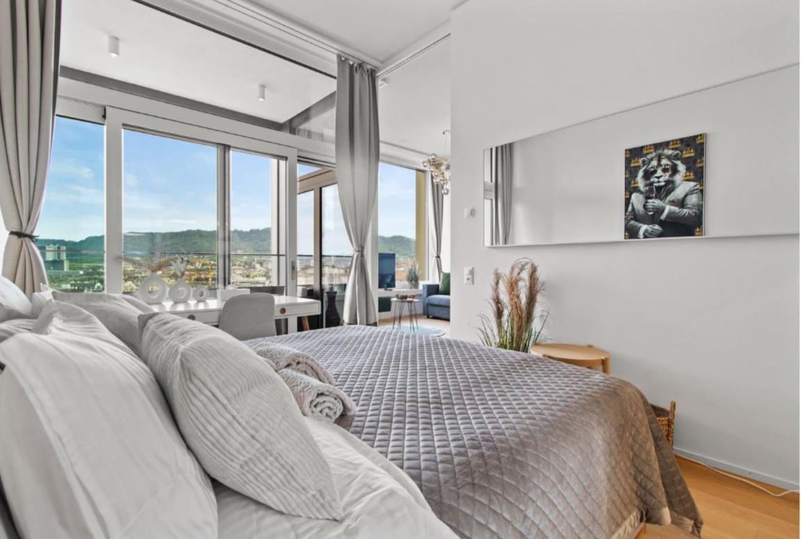 Business Penthouse Near Main Station Apartment *