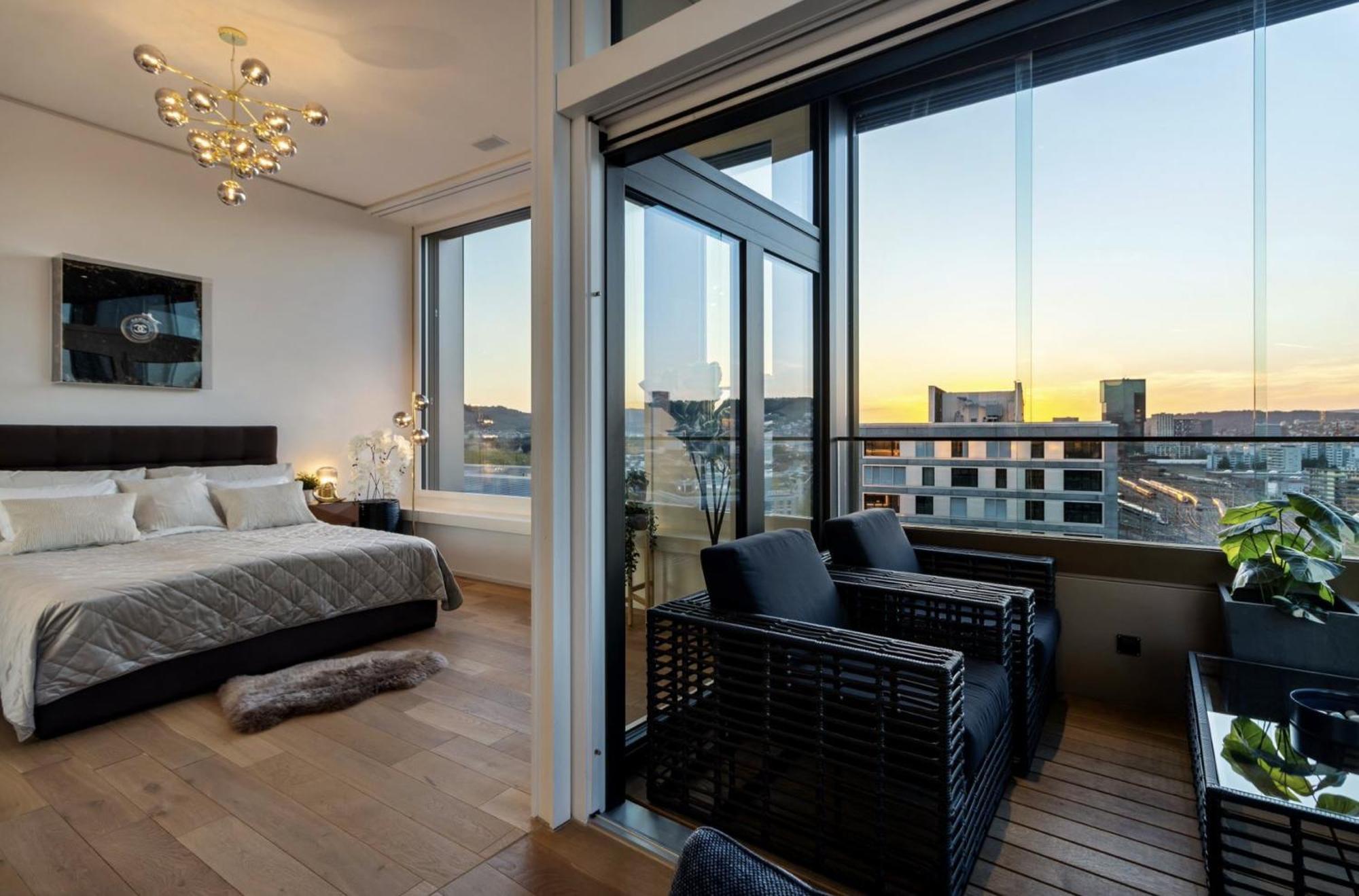 Large Luxury Business Penthouse Near Main Station *