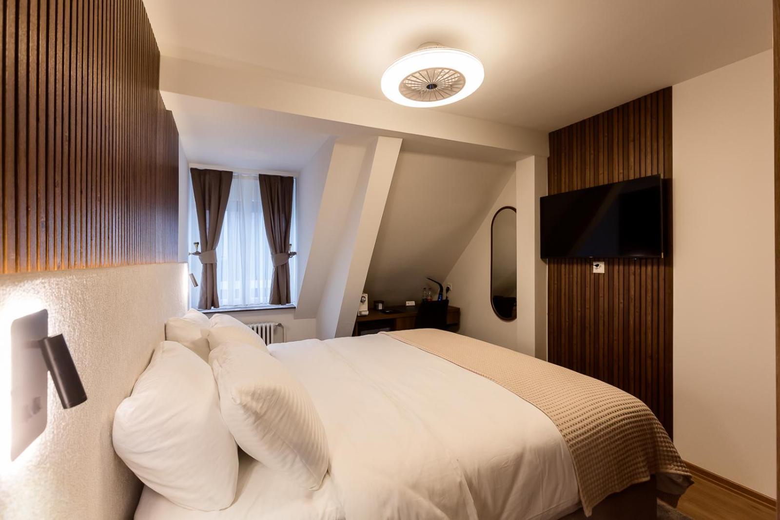 Hotel Deluxe & Kreis 4 *