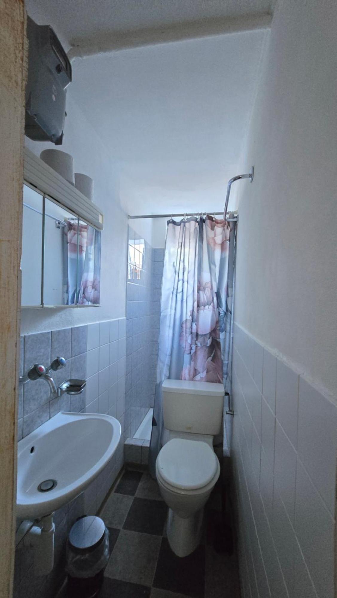 Cozy 2-bedroom In Vibrant Apartment *