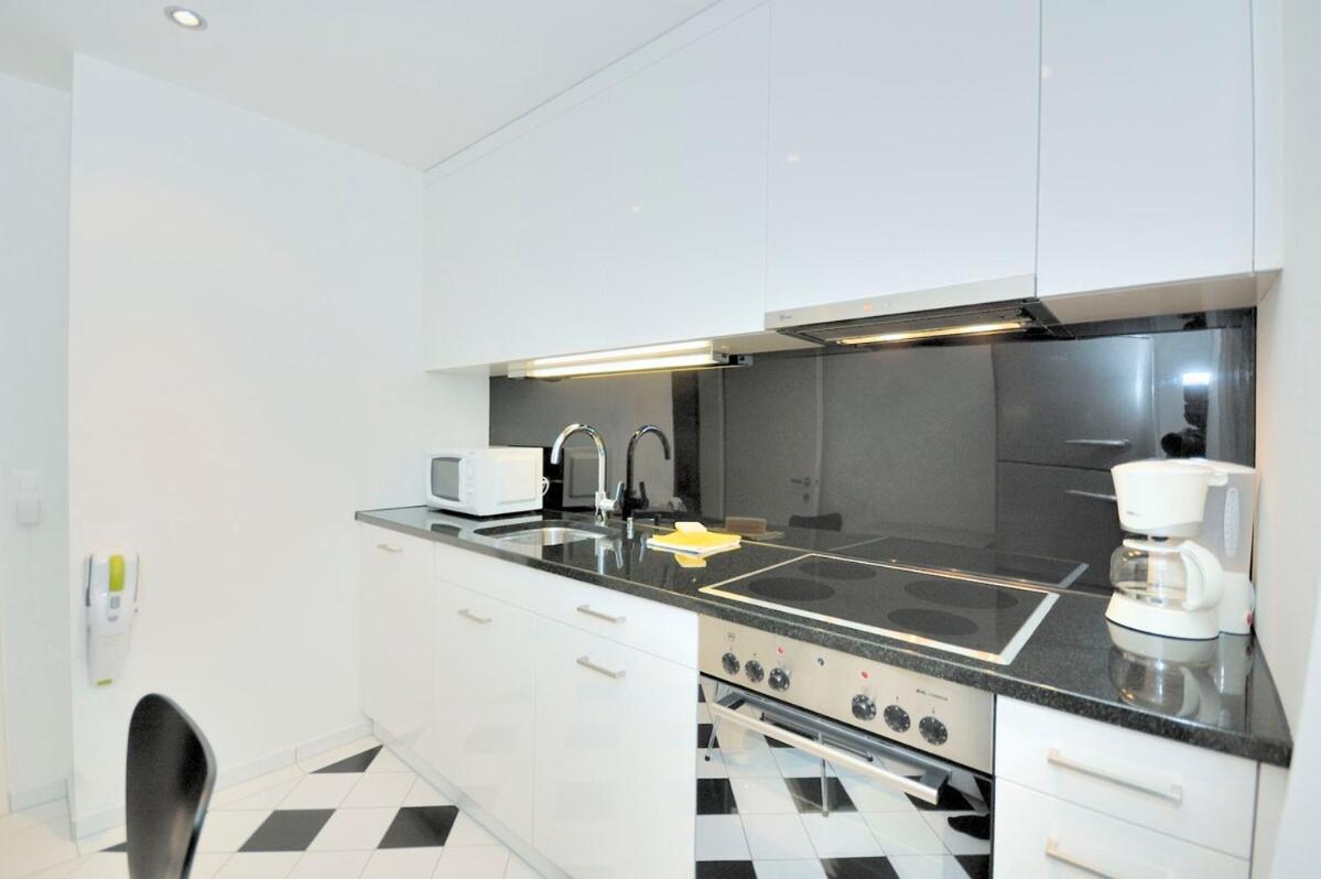 Apartment 1br With Balcony Near - Flower 1 *