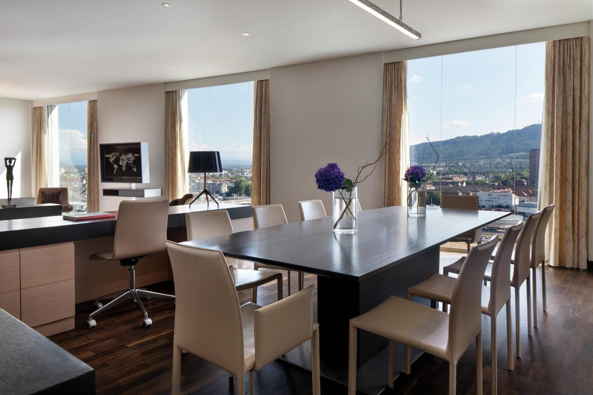 Hotel Renaissance Tower 5*