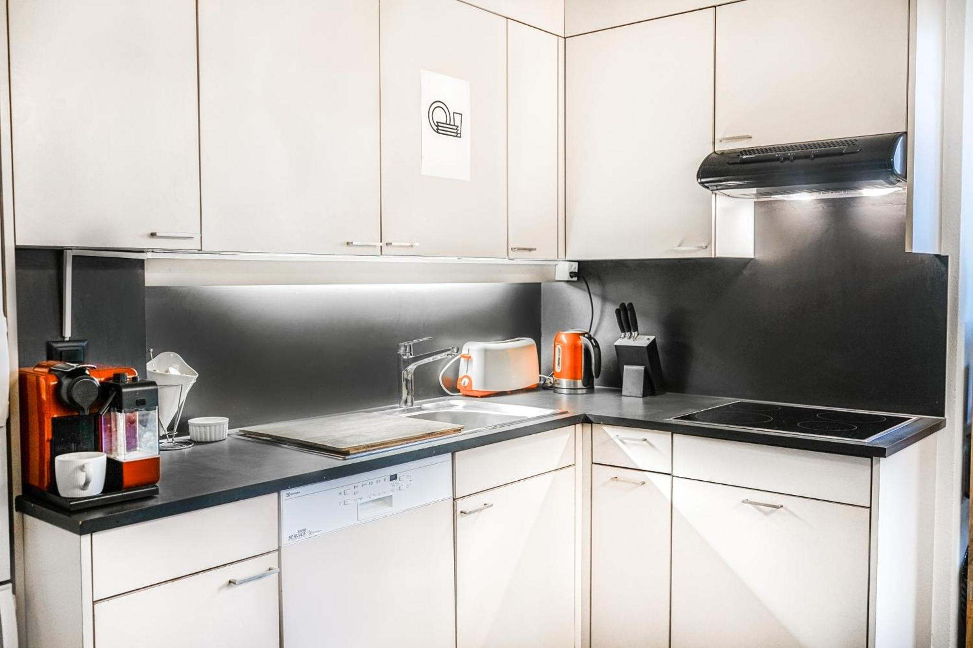 Homestay Downtown - Large, Quiet Private 