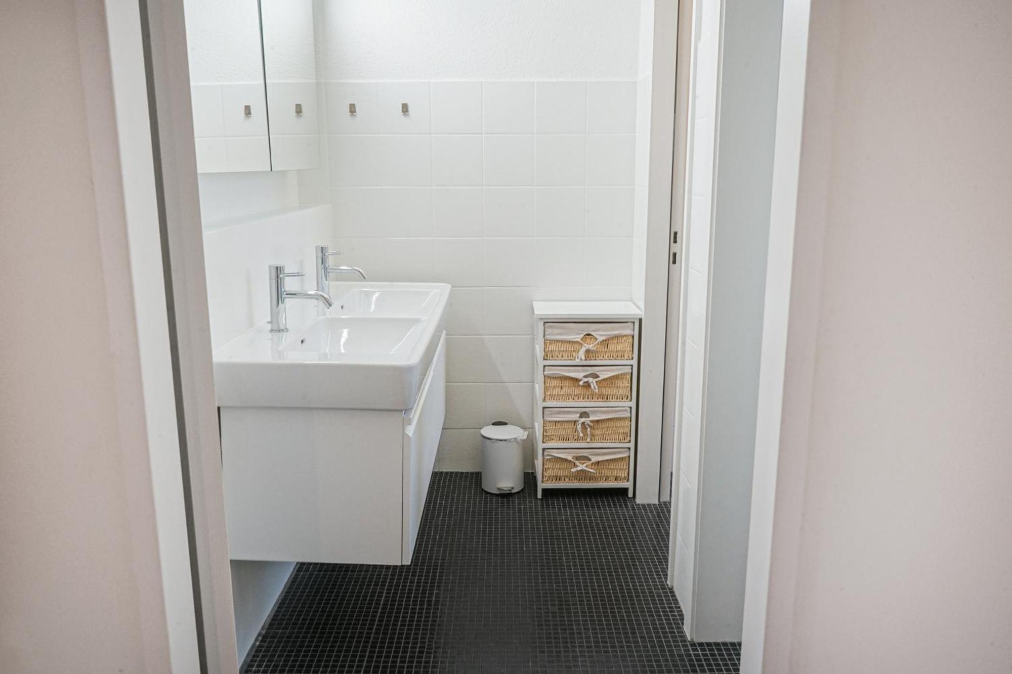 Downtown - Large, Quiet Private 