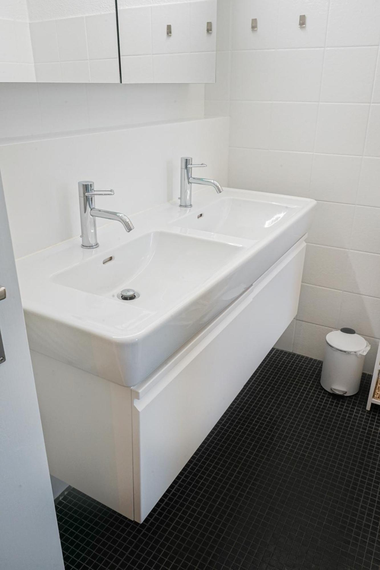 Homestay Downtown - Large, Quiet Private 