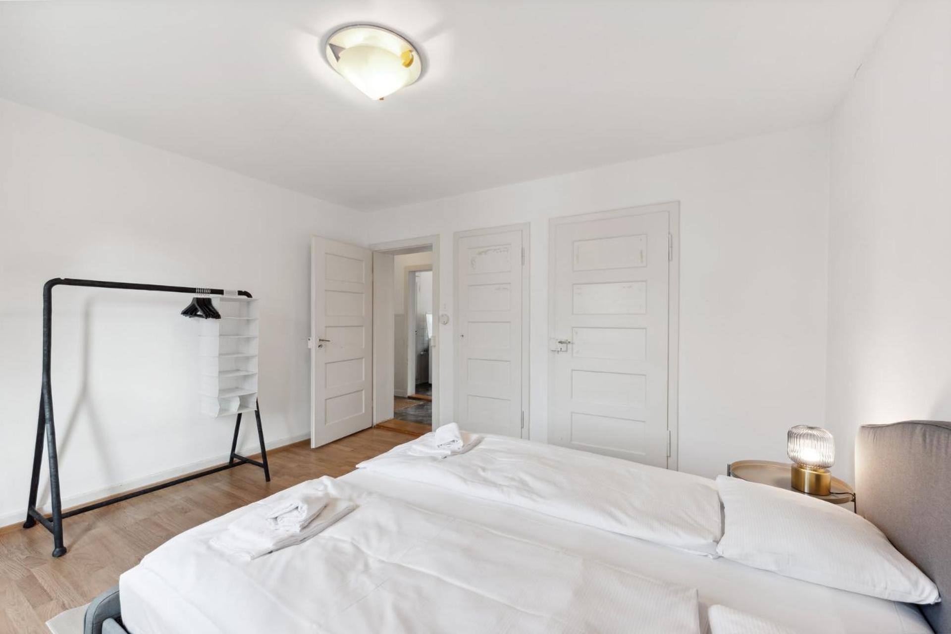 Basic 2br With Full Kitchen Apartment