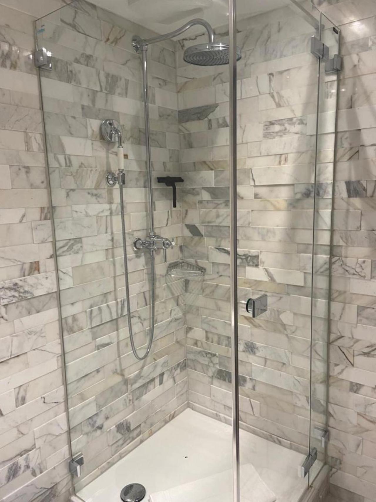 250sqm High End With Ac & Parking