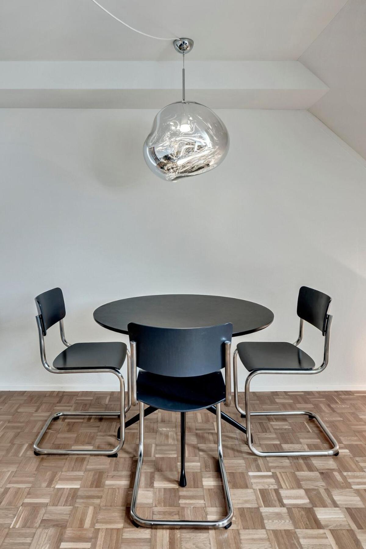 Prime With Designer Furniture In District 4 Apartment *